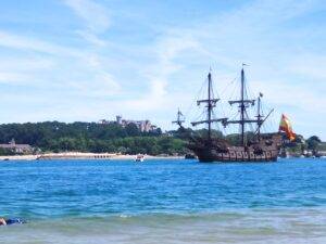 palacio magdalena santander old ship spanish flag blue water organizar viaje a Cantabria razones para visitar Santander visitare viaggio a Cantabria voyage en cantabrie