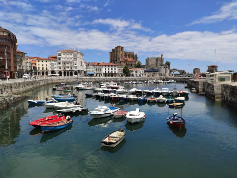 Castro Urdiales puerto HiCantabria travel to Cantabria itinerario Kantabria visitez visitare cantabrie Besuchen Sie Kantabrien plan podróży w Kantabrii