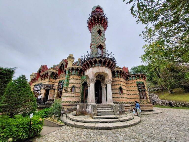 El Capricho de Gaudí (Comillas) cantabria Hicantabria Kantabria cantabrie how to get from santander to comillas excursiones por cantabria tourisme en cantabrie