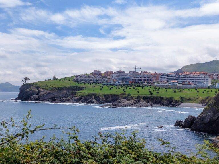 Playa de Brazomar Arcisero Castro Urdiales kantabria cantabria kantabrien cantabrie playa perro dog friendly plaże przyjazne psom w Santander